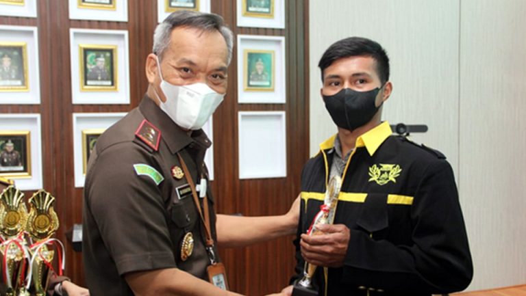 Read more about the article Mahasiswa Prodi Hukum Mendapat Juara I pada Lomba Karya Tulis Jurnalistik dan Mahasiswa
