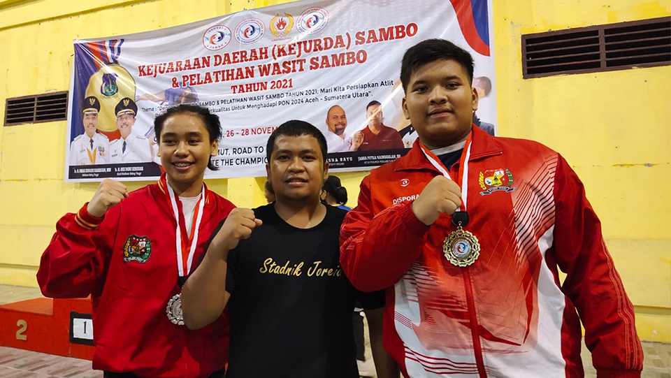 Read more about the article Mahasiswa Prodi POR Meraih Medali Emas dan Perak di Kejuaraan  Perdana Cabang Olahraga Sambo tingkat daerah Se-Sumatera Utara